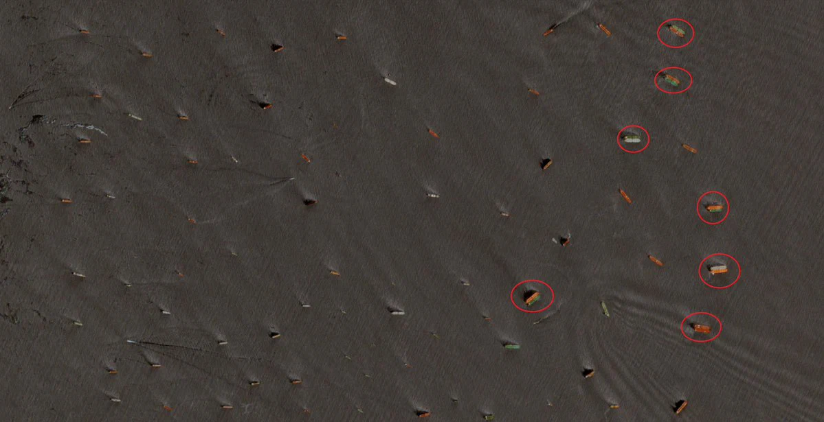Satellite image with multiple vessels marked in the observed area.